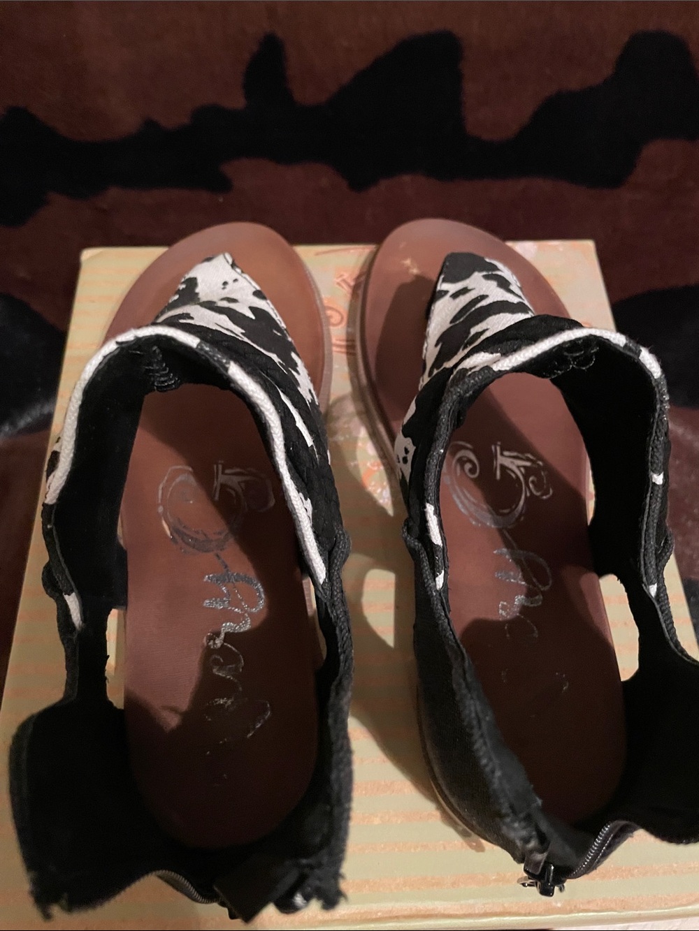 “Very G” Women's Black & White Cow-Print Thong Sandals! - Picture 5 of 7